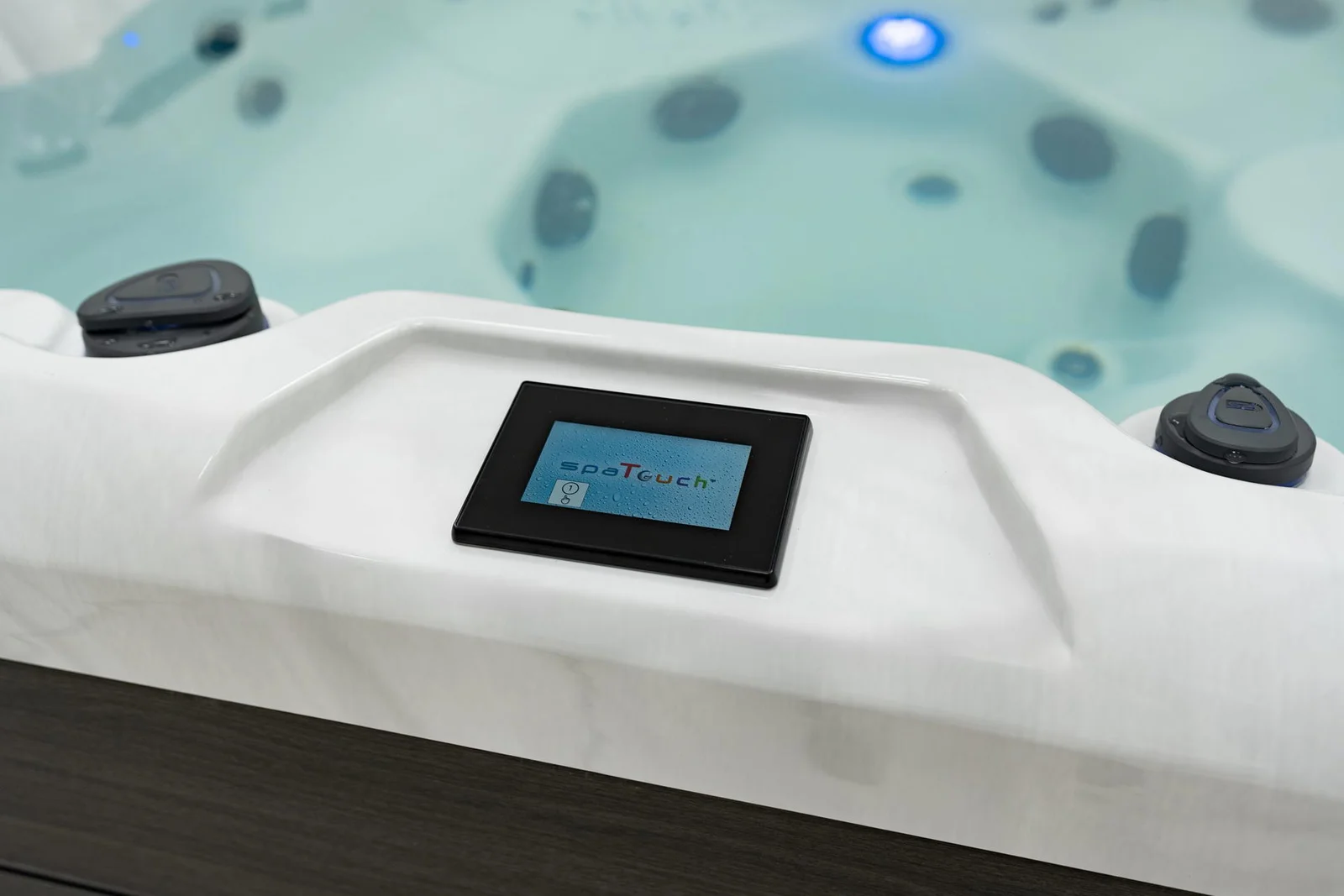 Spa Colombo — écran de commande allumé au bord du spa rempli