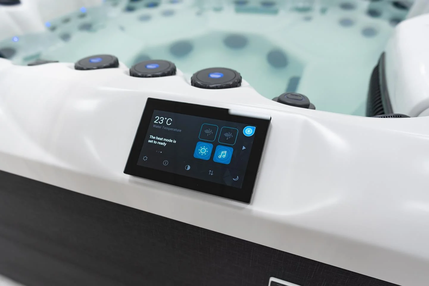 Spa Florence — écran de commande allumé au bord du spa rempli