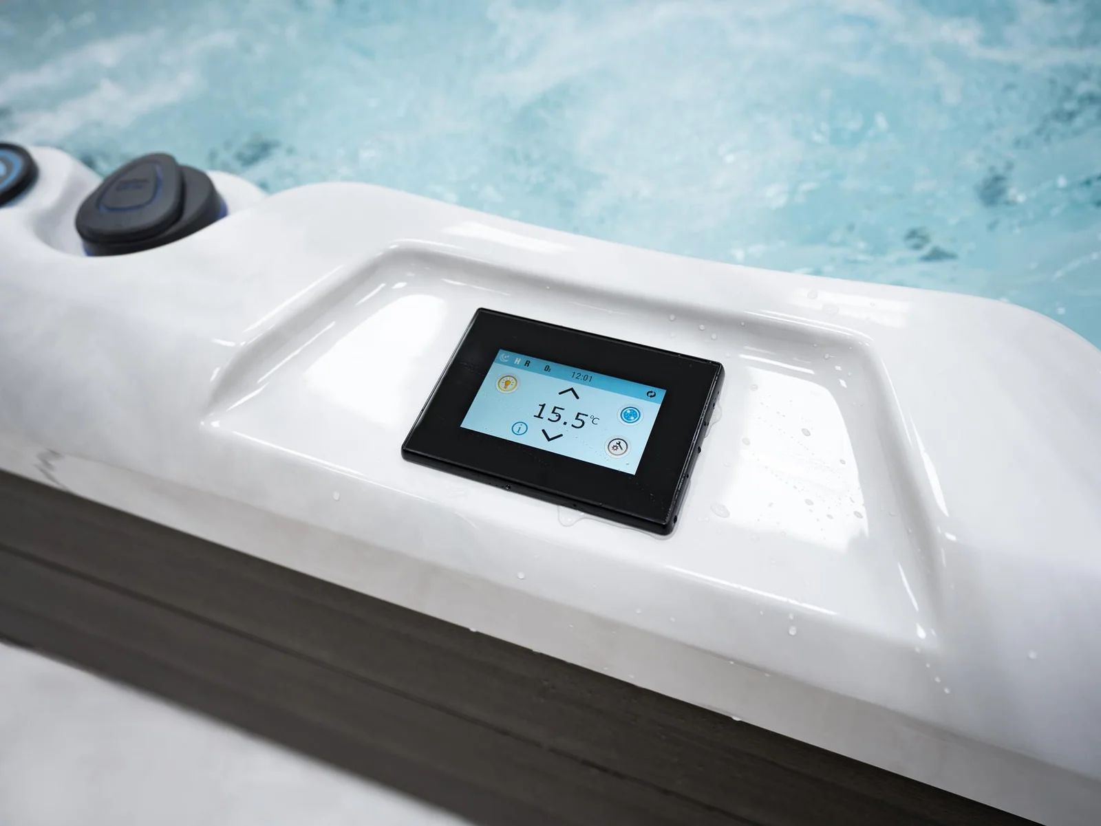 Spa Oslo — écran de commande allumé au bord du spa rempli