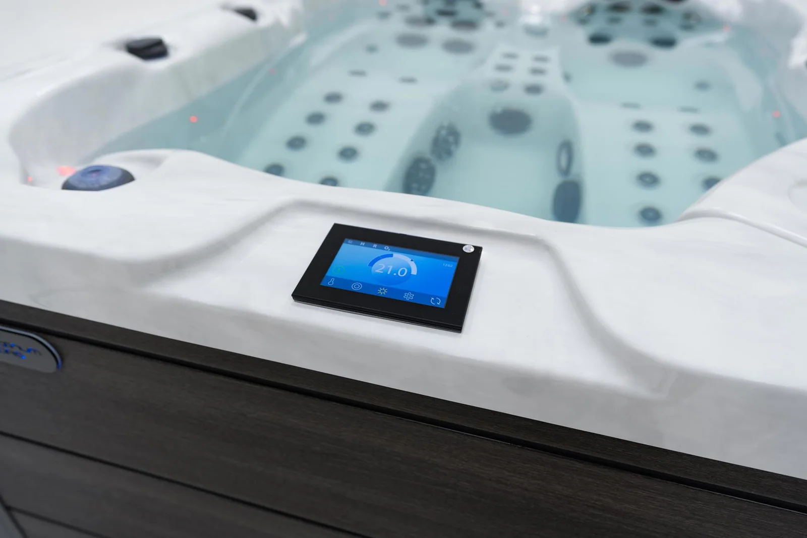 Spa Topaz — écran de commande allumé au bord du spa rempli