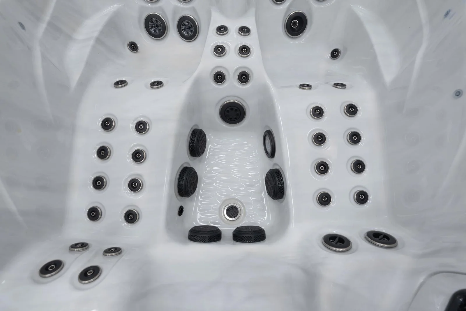Spa Topaz — place allongée et jets intégrés dans la cuve