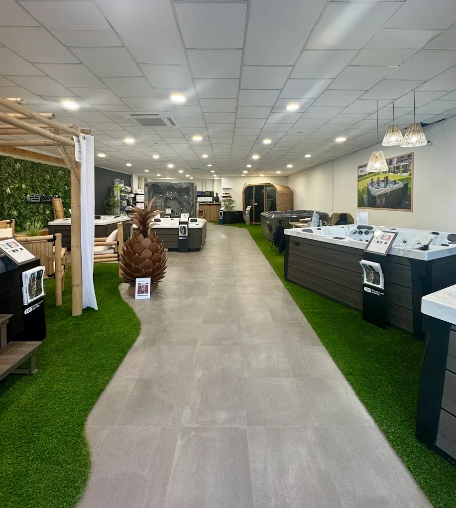 Intérieur du showroom SIP Piscines et Spas à Lunel-Viel, avec les spas et saunas exposés