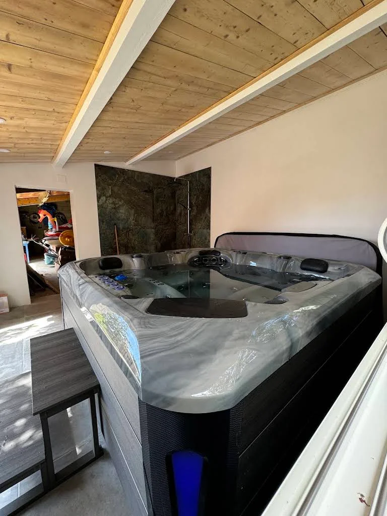 Spa intérieur sous un plafond en bois